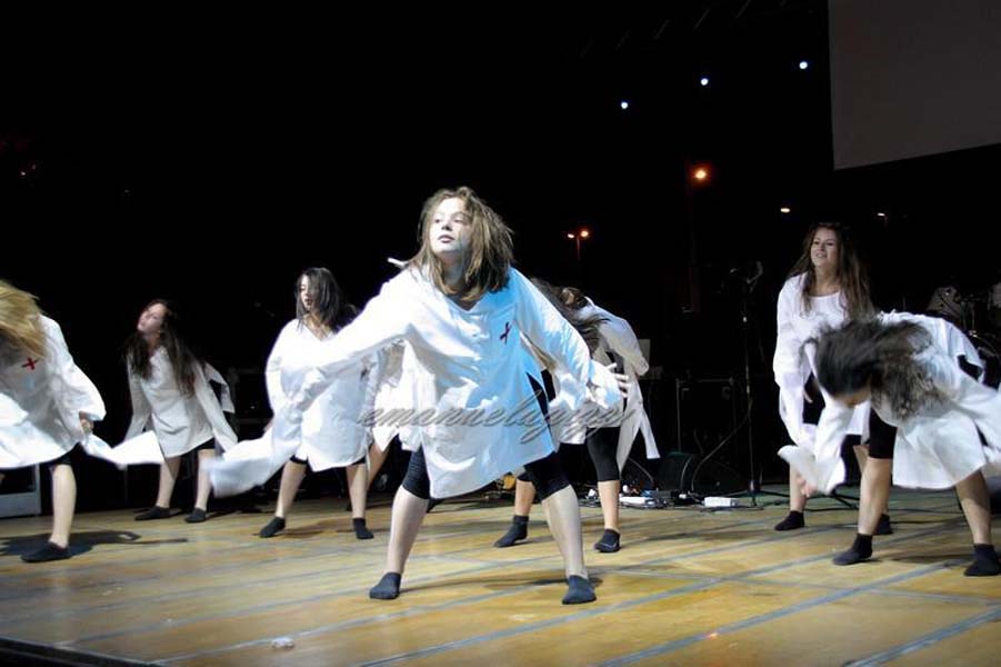 2012 - Partecipazione delle allieve alla “Serata Zelig” con le coreografie da Nine di Federico Vitrano, e Shots di Simona Giustini. Formello /Roma