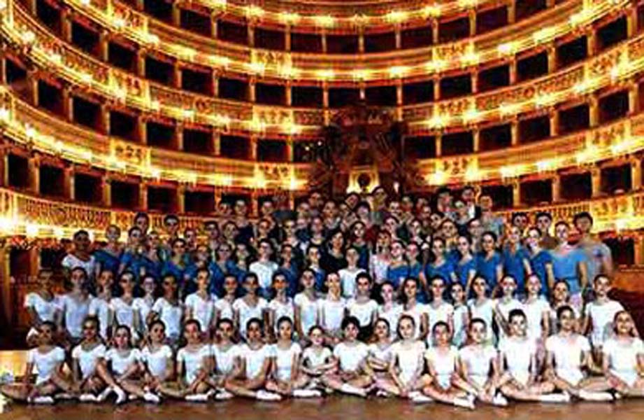 2011 - ATTESTATO di partecipazione al Corso di specializzazione per insegnanti di danza classico -accademica presso Scuola di Ballo del Teatro San Carlo di Napoli, diretta da Anna Razzi