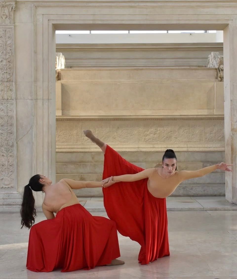 2025 – ARA PACIS esibizione delle allieve del corso di Danza Contemporanea Avanzato dirette dall’insegnante Veronica Richelmy all’Ara Pacis Augustae.